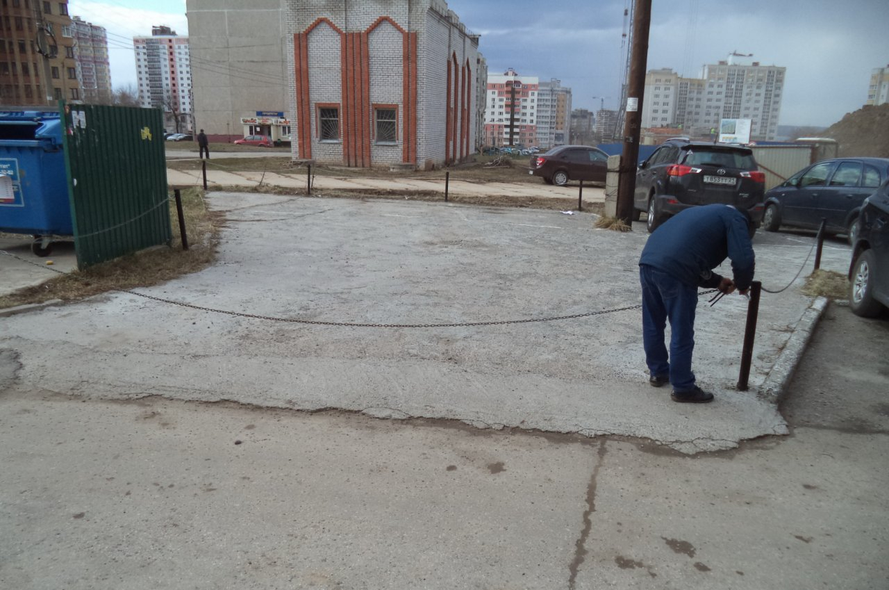 В Чебоксарах с дворовых парковок убирают блокираторы