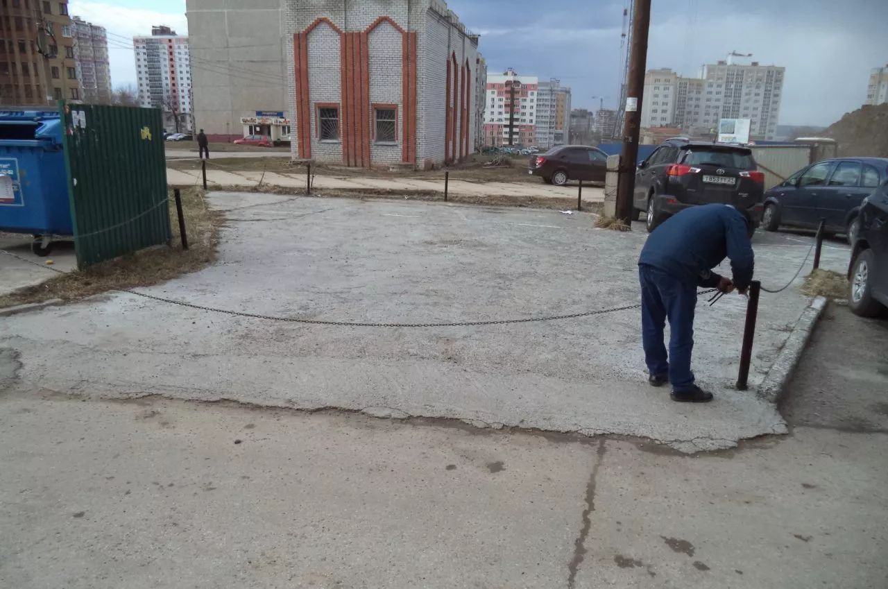 Фото к статье: В Чебоксарах с дворовых парковок убирают блокираторы