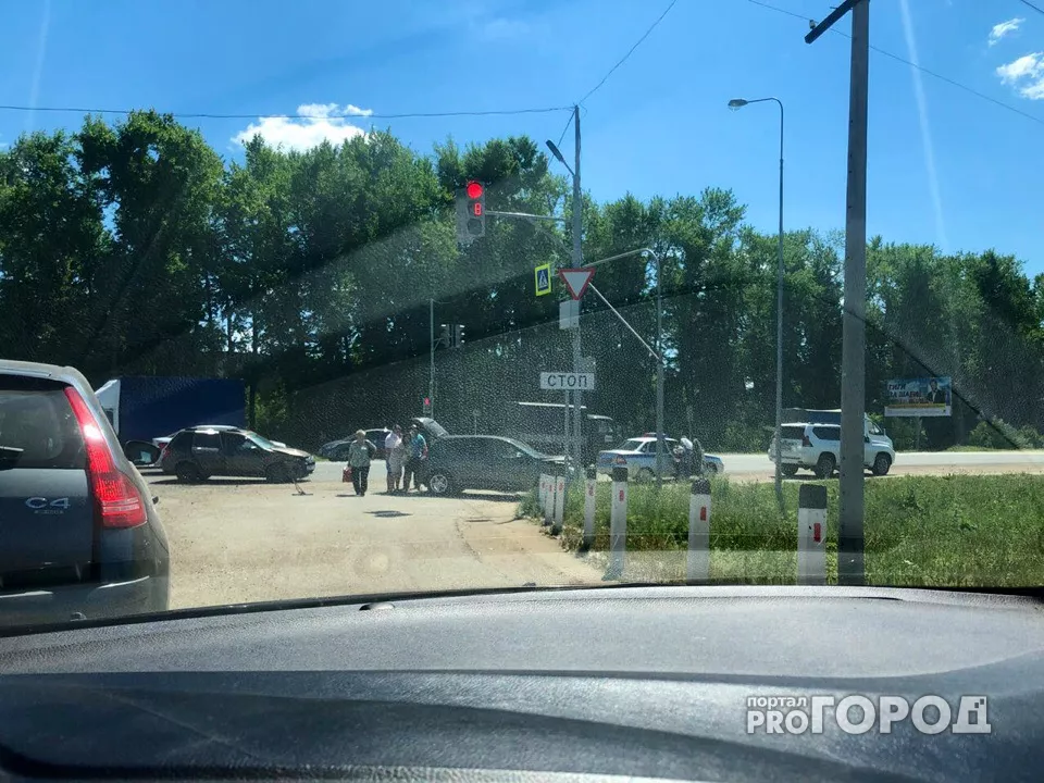 Фото к статье: На Лапсарском переезде из-за ДТП образовывается пробка
