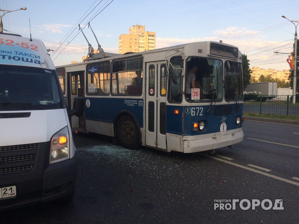 В Чебоксарах водители троллейбуса и маршрутки не поделили остановку