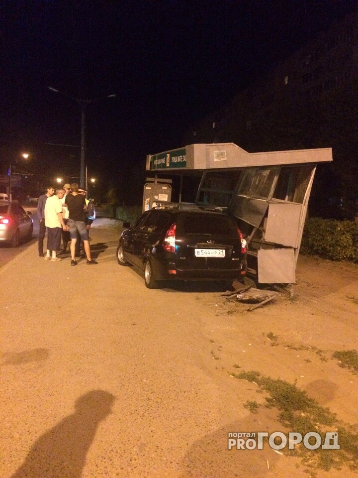 В Чебоксарах водитель "Приоры" снес автобусную остановку‍