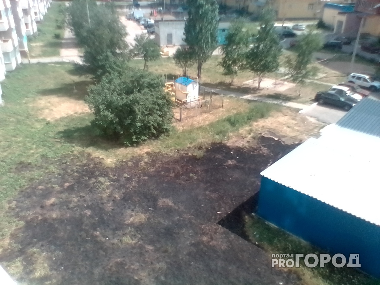 В Новочебоксарске во дворе жилого дома загорелась трава