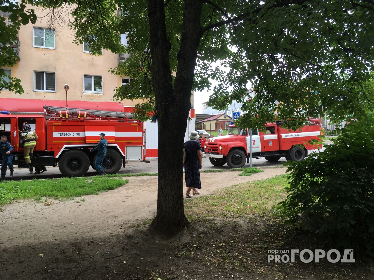 В Чебоксарах продуктовый магазин окружили пожарные машины