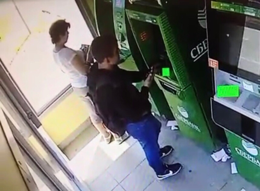 В Чебоксарах полиция разыскивает женщину, подозреваемую в краже денег из банкомата