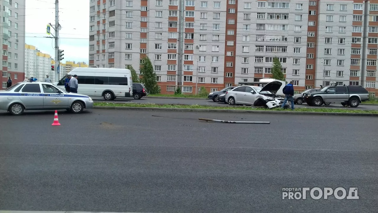 Фото к статье: В Чебоксарах иномарка снесла столб и светофор