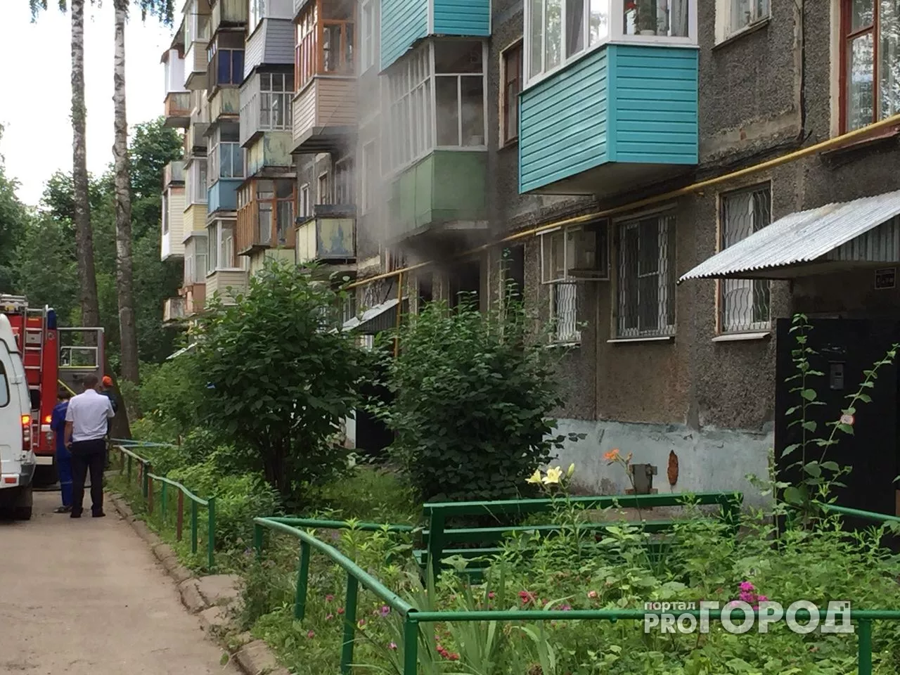 Фото к статье: В Чебоксарах рано утром загорелась квартира