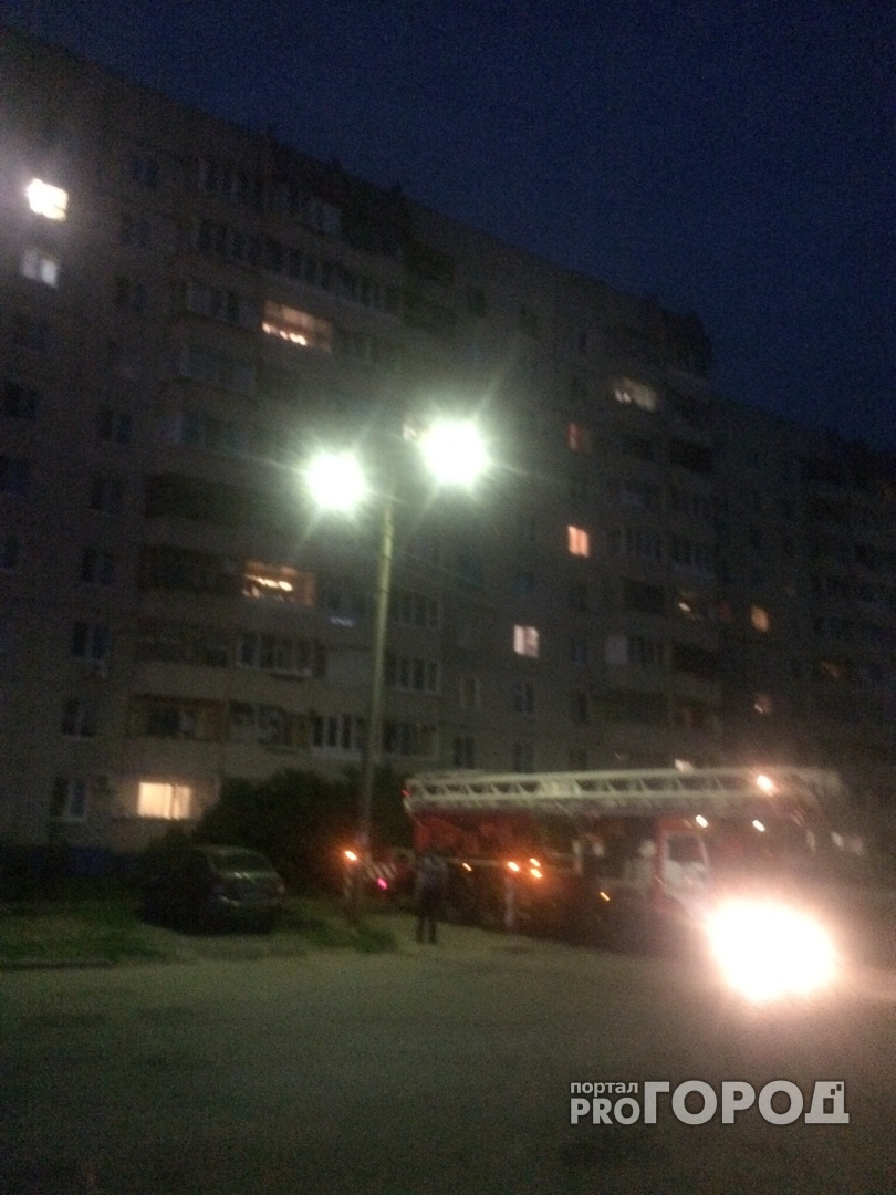 В Чебоксарах спасатели сняли мужчину с крыши балкона на десятом этаже