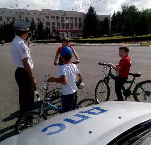 Фото к статье: В Новочебоксарске инспекторы ГИБДД останавливают велосипедистов