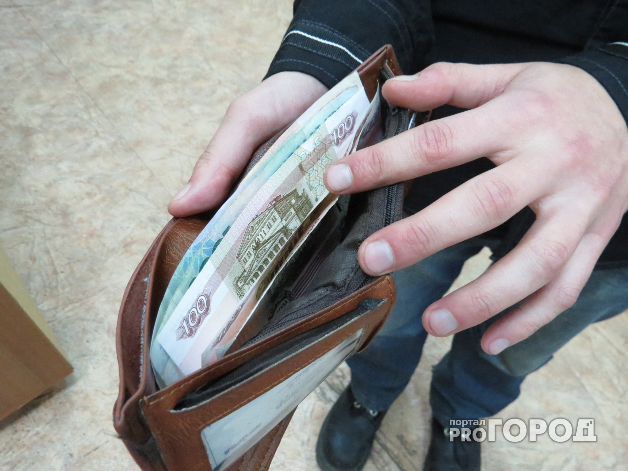 В Чебоксарах продавец дверей присвоил деньги покупателей на 400 тысяч рублей