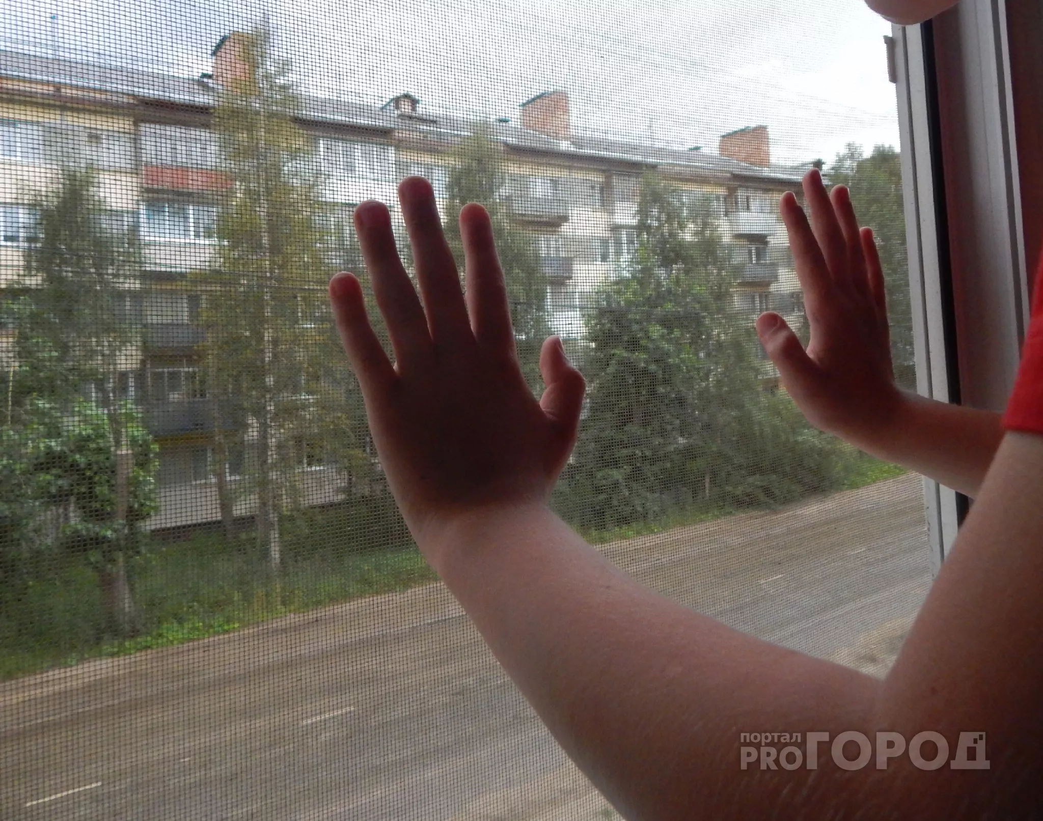 Фото к статье: Мать упавшего с пятого этажа годовалого ребенка: «Помогут только молитвы»