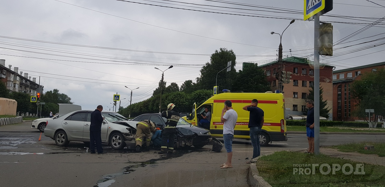 В Чебоксарах в столкновении Renault и Toyota пострадала женщина