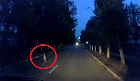В Новочебоксарске водитель нашел на дороге одинокого маленького ребенка