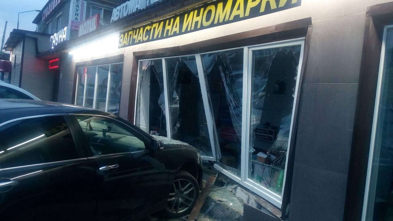 В Чебоксарах иномарка въехала в магазин автозапчастей