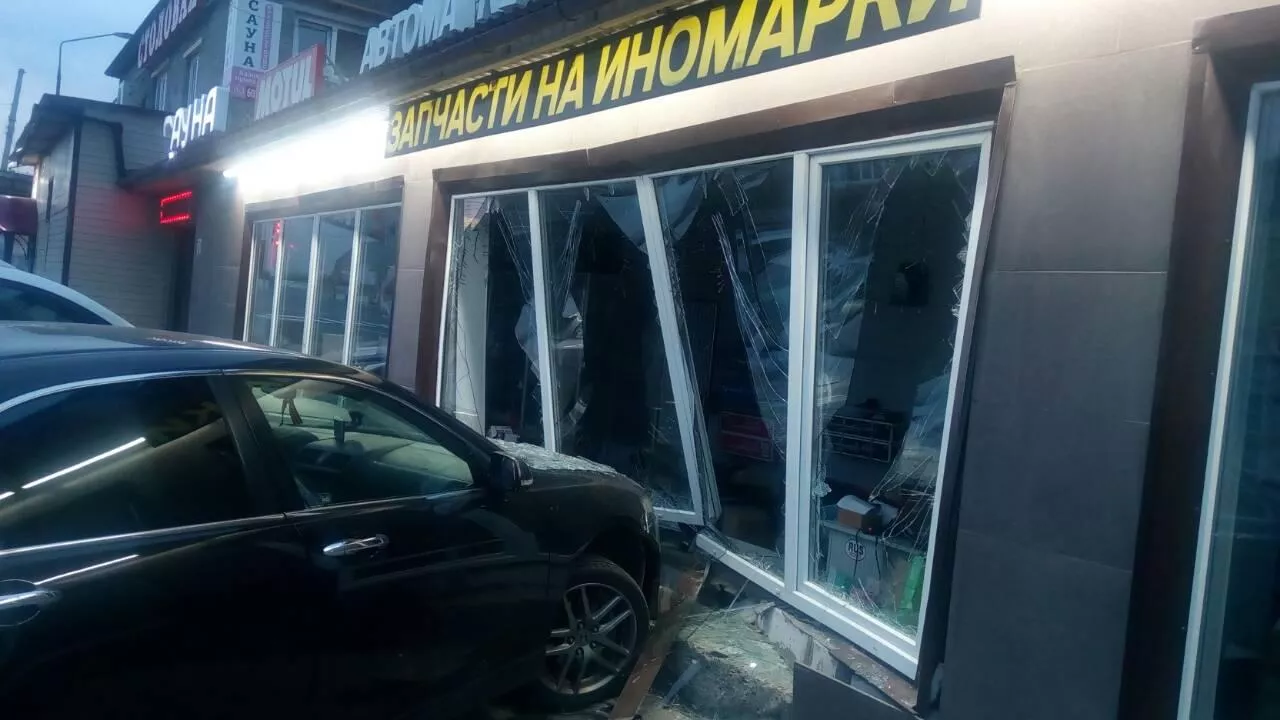 Фото к статье: В Чебоксарах иномарка въехала в магазин автозапчастей