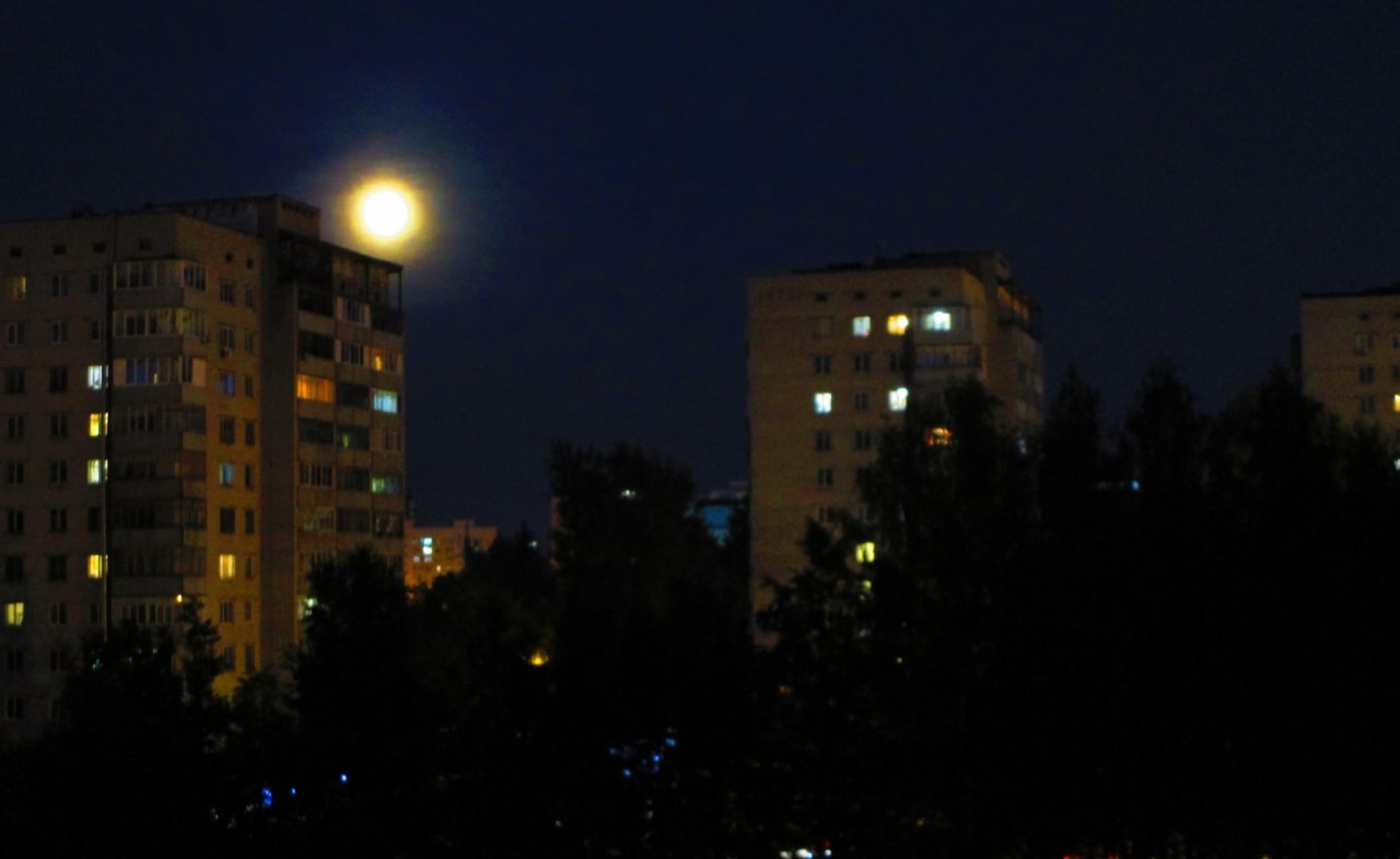 Жители Чувашии всю ночь фотографировали самое длинное лунное затмение