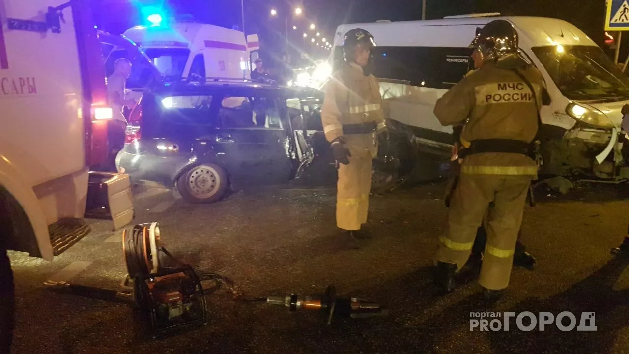 Фото к статье: В Чебоксарах произошло серьезное ДТП с микроавтобусом