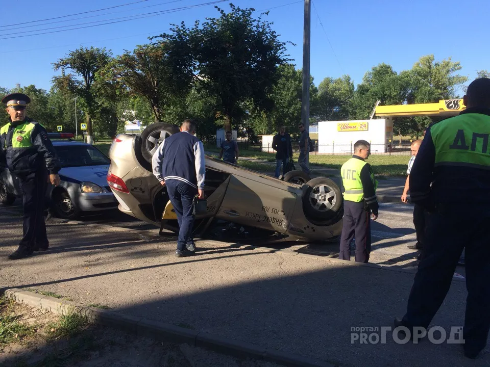 Фото к статье: В Чебоксарах перевернулась машина такси, которая уходила от ГИБДД