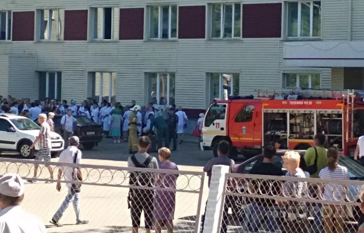 Фото к статье: В Новочебоксарске из поликлиники эвакуируют людей