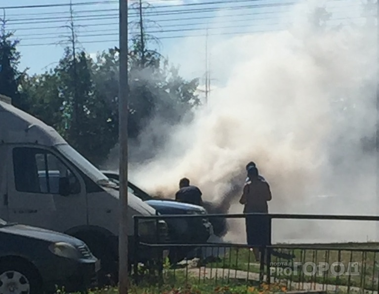 В Чебоксарах Land Rover загорелся прямо у пожарной части