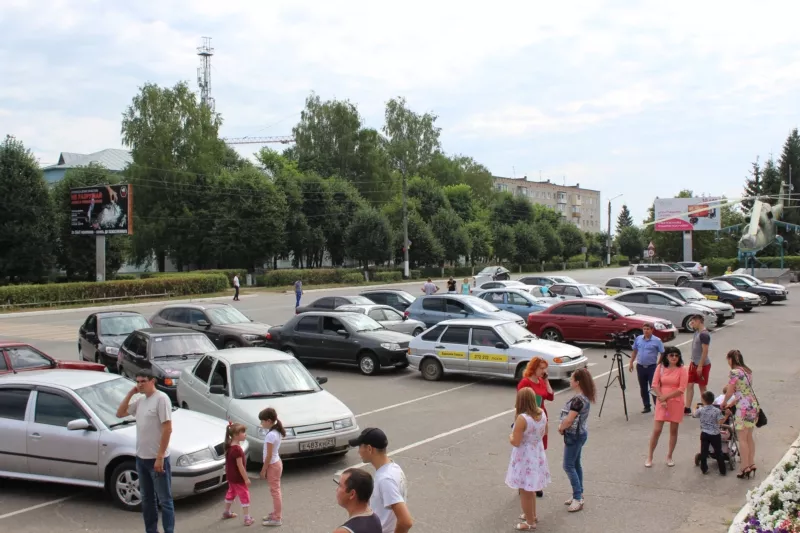 Фото к статье: В День железнодорожника из автомобилей выстроили слово Канаш
