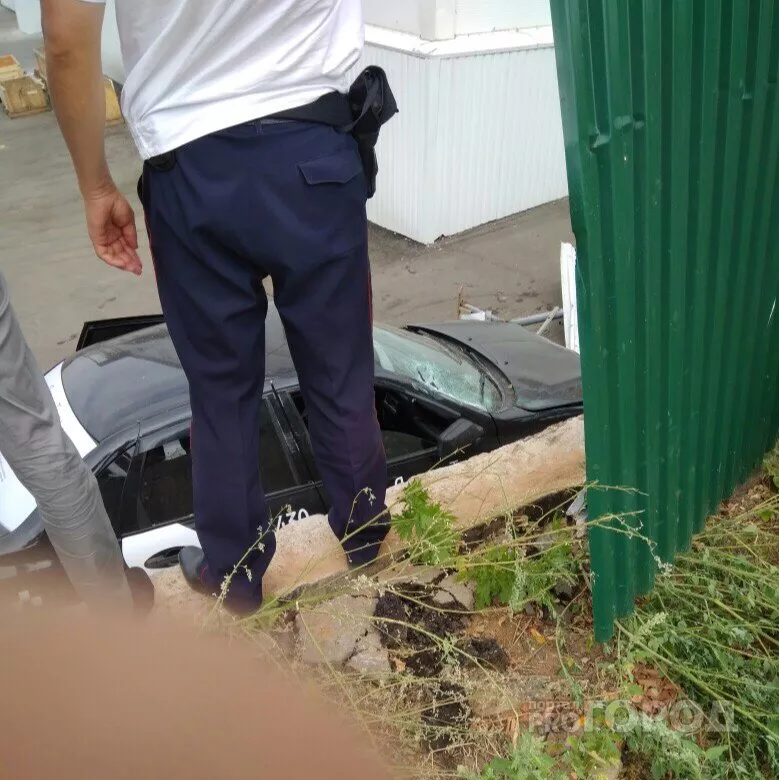Фото к статье: В Чебоксарах машина такси взяла на таран забор и пролетела несколько метров вниз