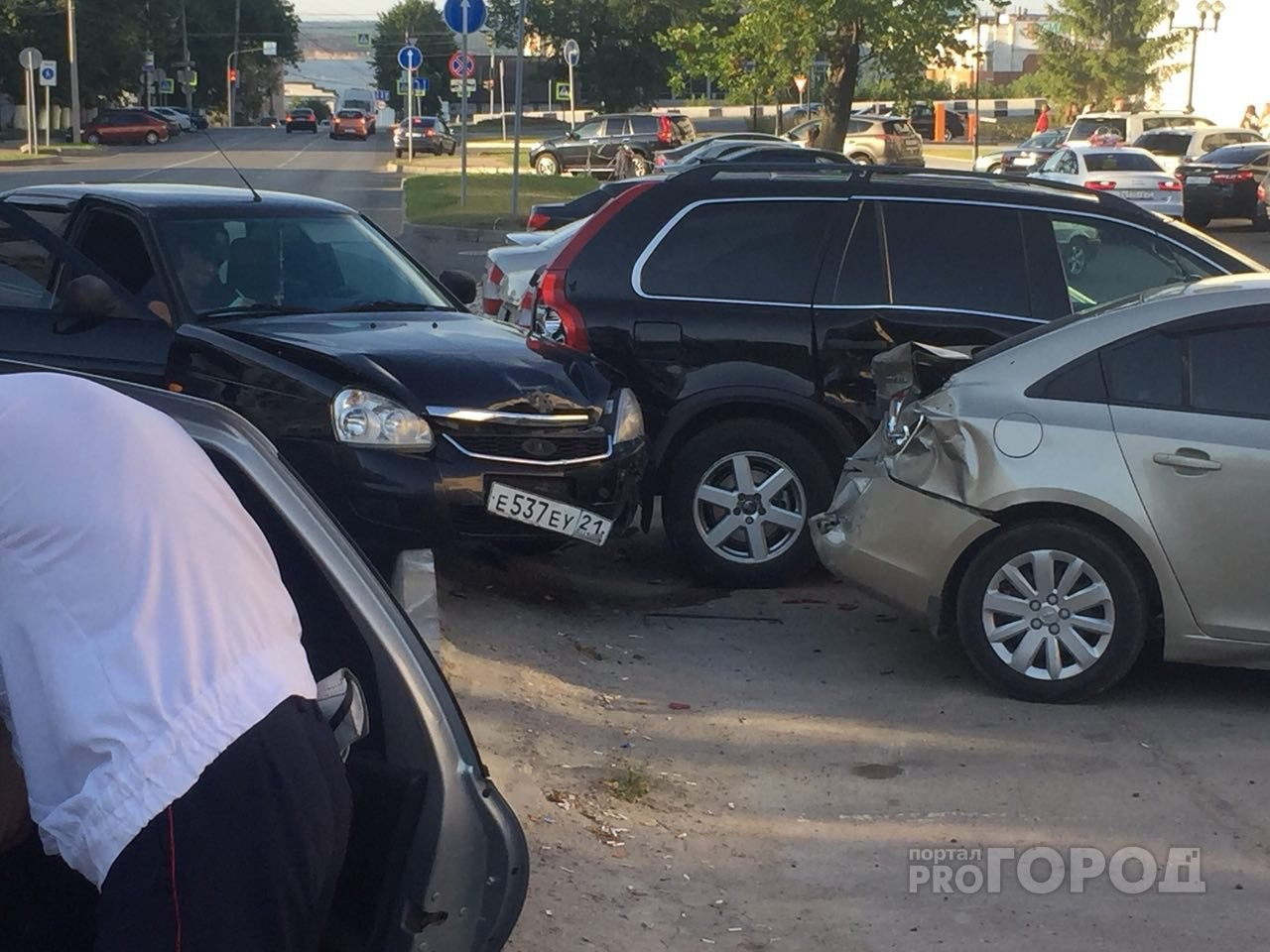 В Чебоксарах «Приора» протаранила три автомобиля