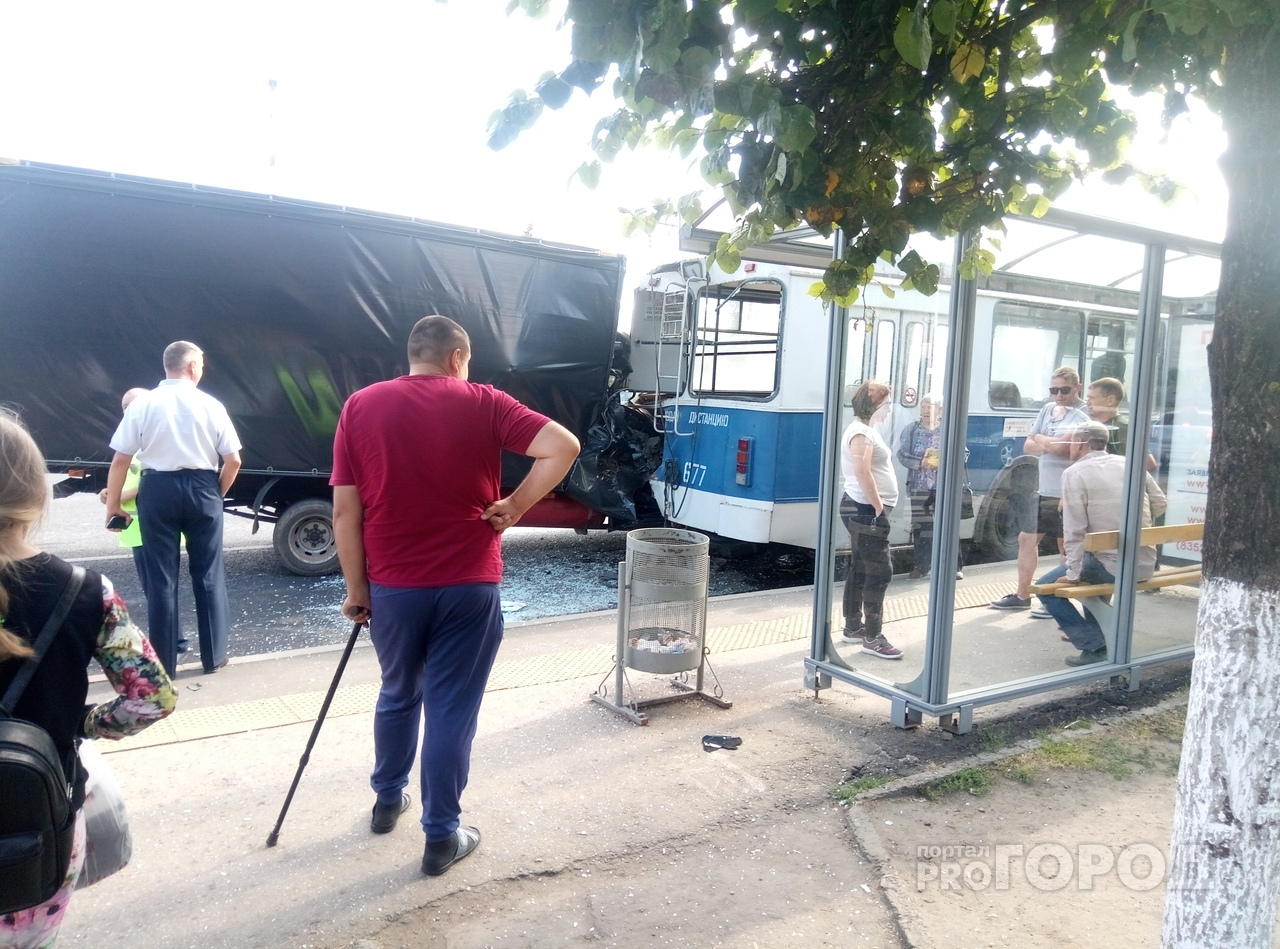 В Чебоксарах на остановке "ГАЗель" влетела в троллейбус