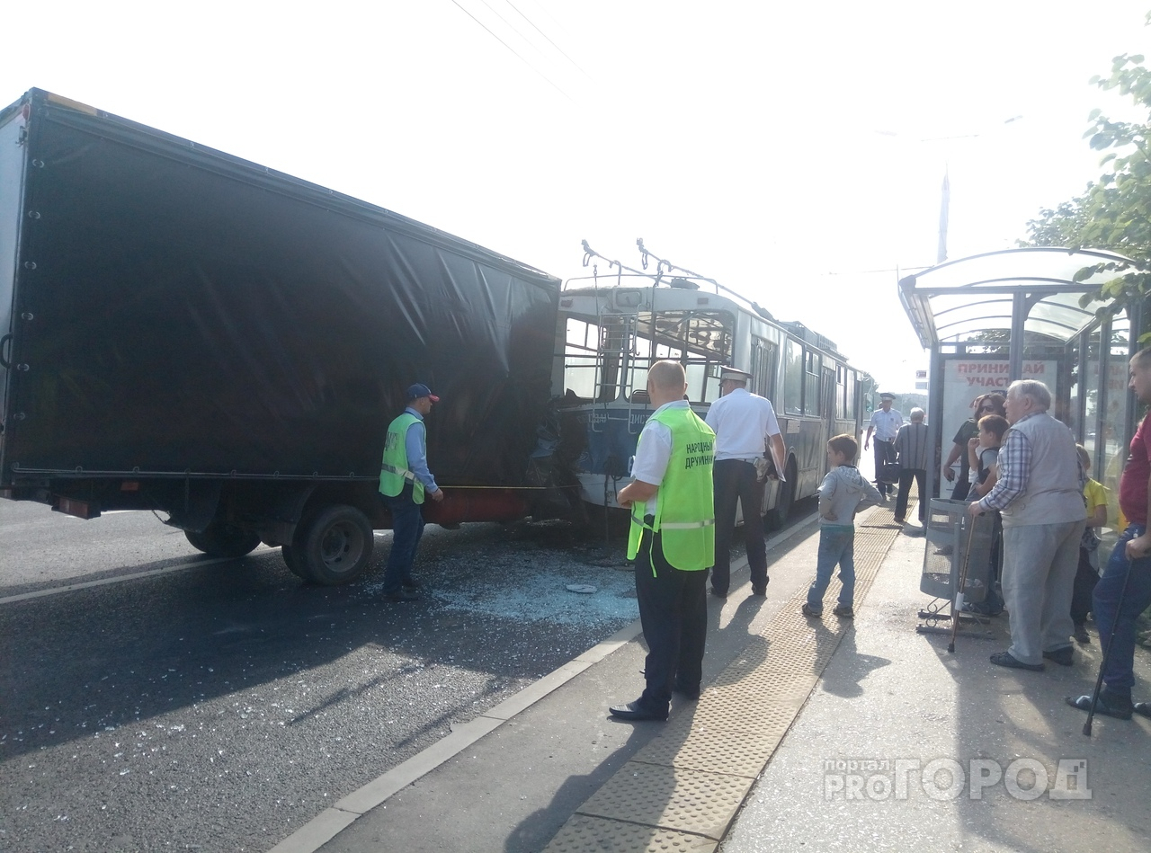 Полицейские рассказали о пострадавших в ДТП с "Газелью" и троллейбусом