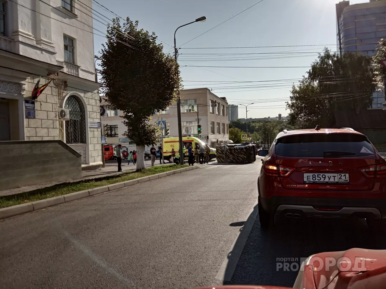 Фото к статье: В Чебоксарах в результате столкновения перевернулась «Нива»