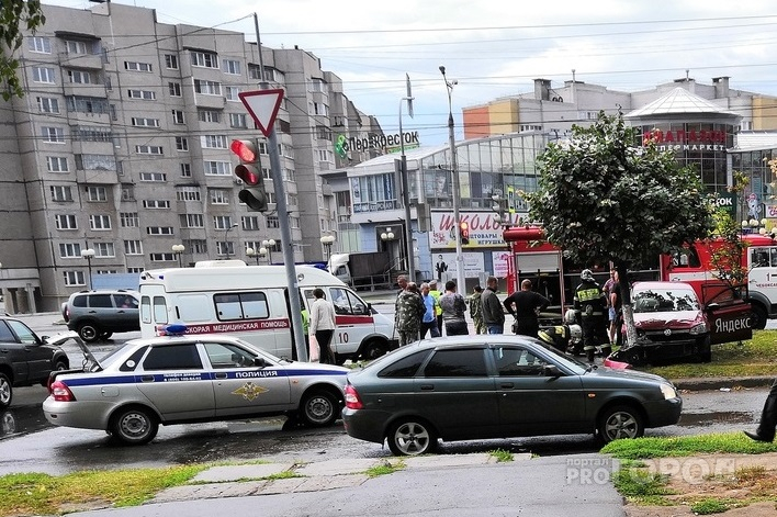 В Чебоксарах от столкновения с "Приорой" автомобиль такси вылетел на газон