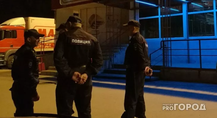 Фото к статье: В Чебоксарах во дворе дома трое мужчин избили полицейского