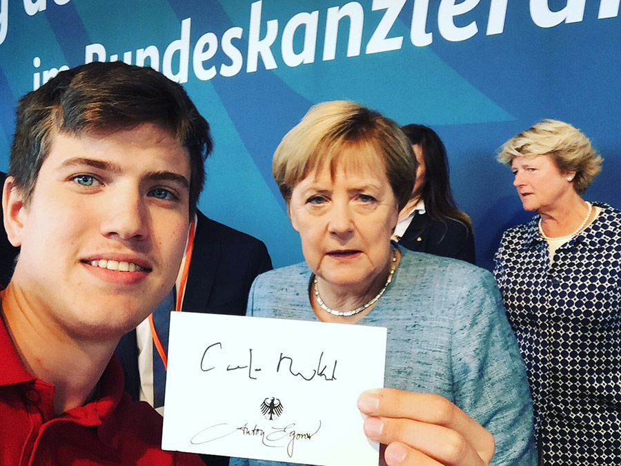 Чебоксарец сделал селфи с канцлером Германии Ангелой Меркель