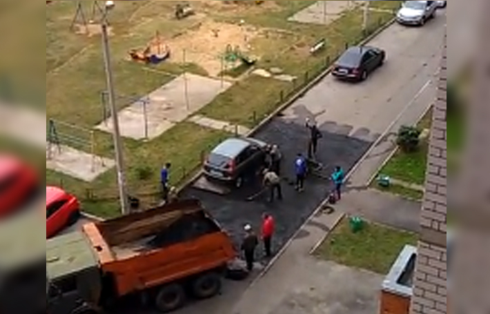В Чебоксарах рабочие уложили асфальт вокруг припаркованной машины