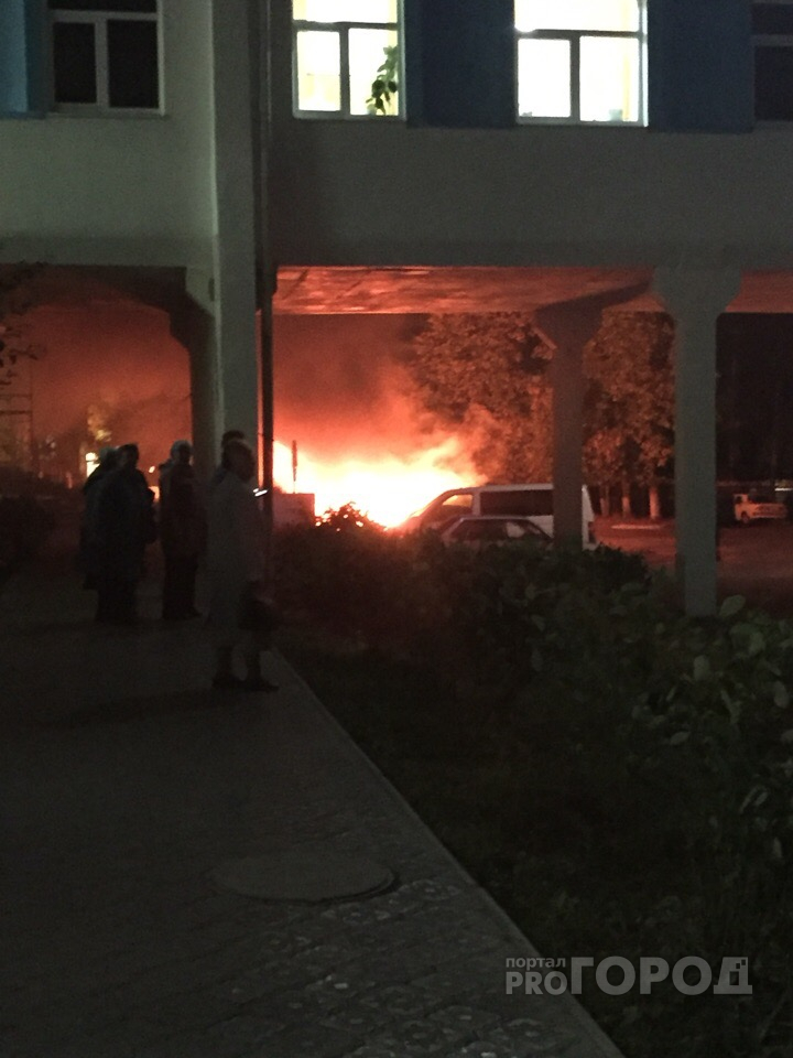 В Чебоксарах около больницы загорелся Nissan Terrano