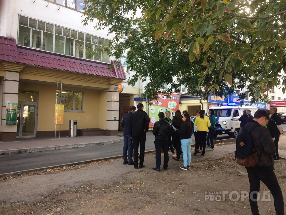 Фото к статье: В Чебоксарах в центре города оцепили здание Сбербанка