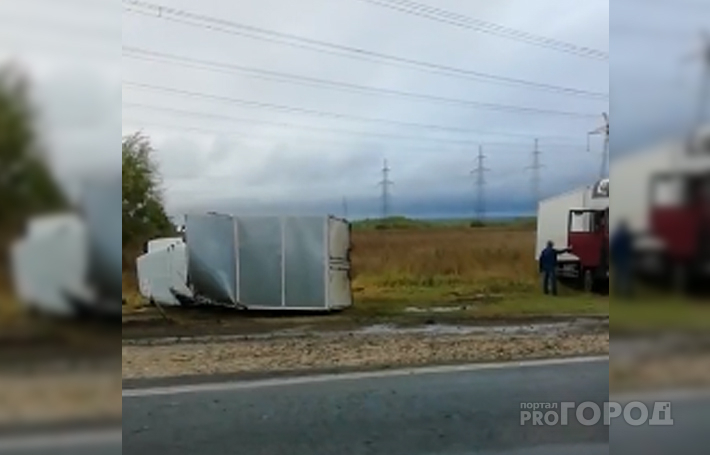 На трассе возле Новочебоксарска перевернулся грузовик
