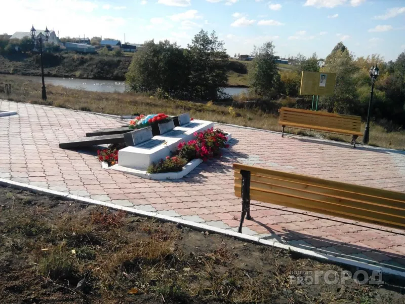 Фото к статье: В Канашском районе опрокинули памятники погибшим на войне