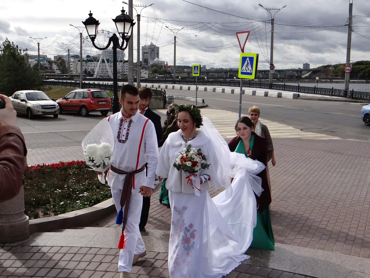 Фото к статье: В Чебоксарах молодожены сыграли свадьбу в славянском стиле