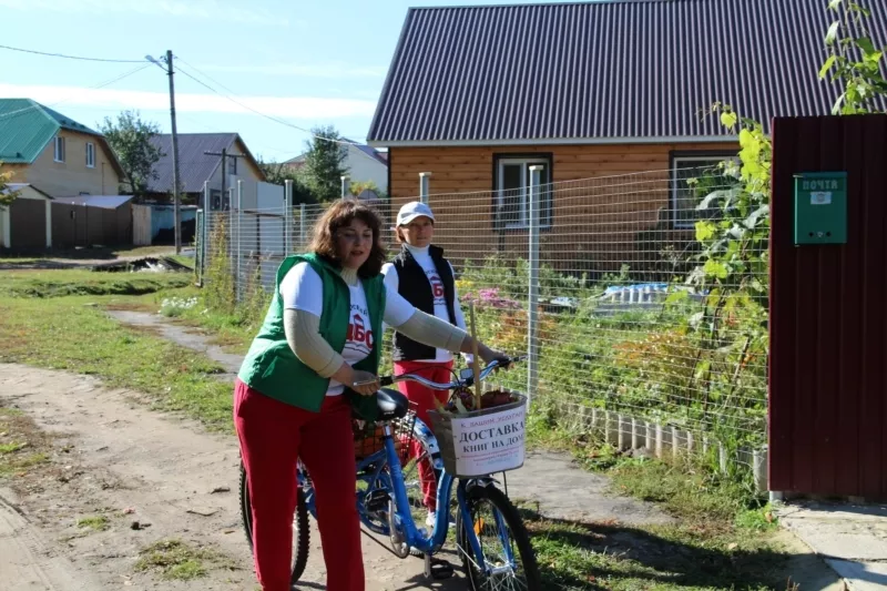 Фото к статье: По Кугесям библиотека покатилась на колесах