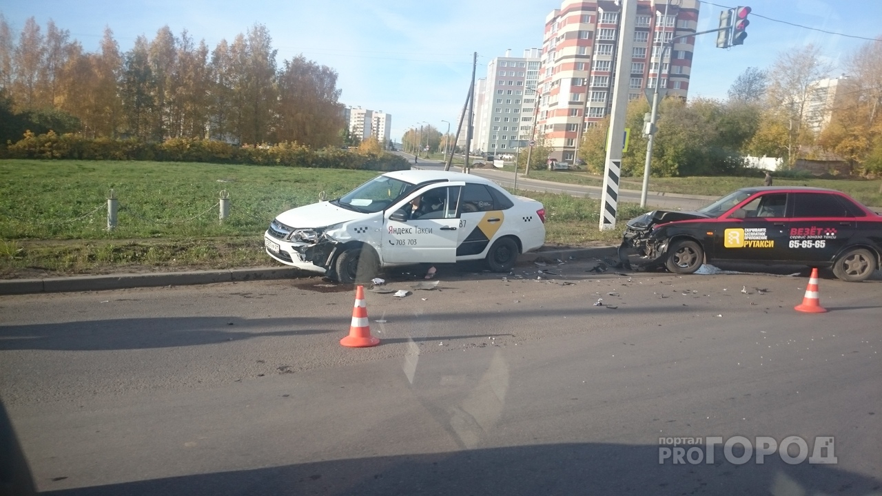 В Новочебоксарске два автомобиля такси не поделили дорогу