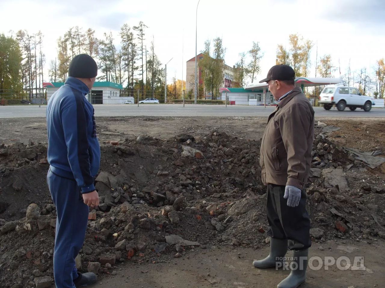 Фото к статье: В Чебоксарах 20 семей изолировали от трассы, перерыв единственный въезд к дому