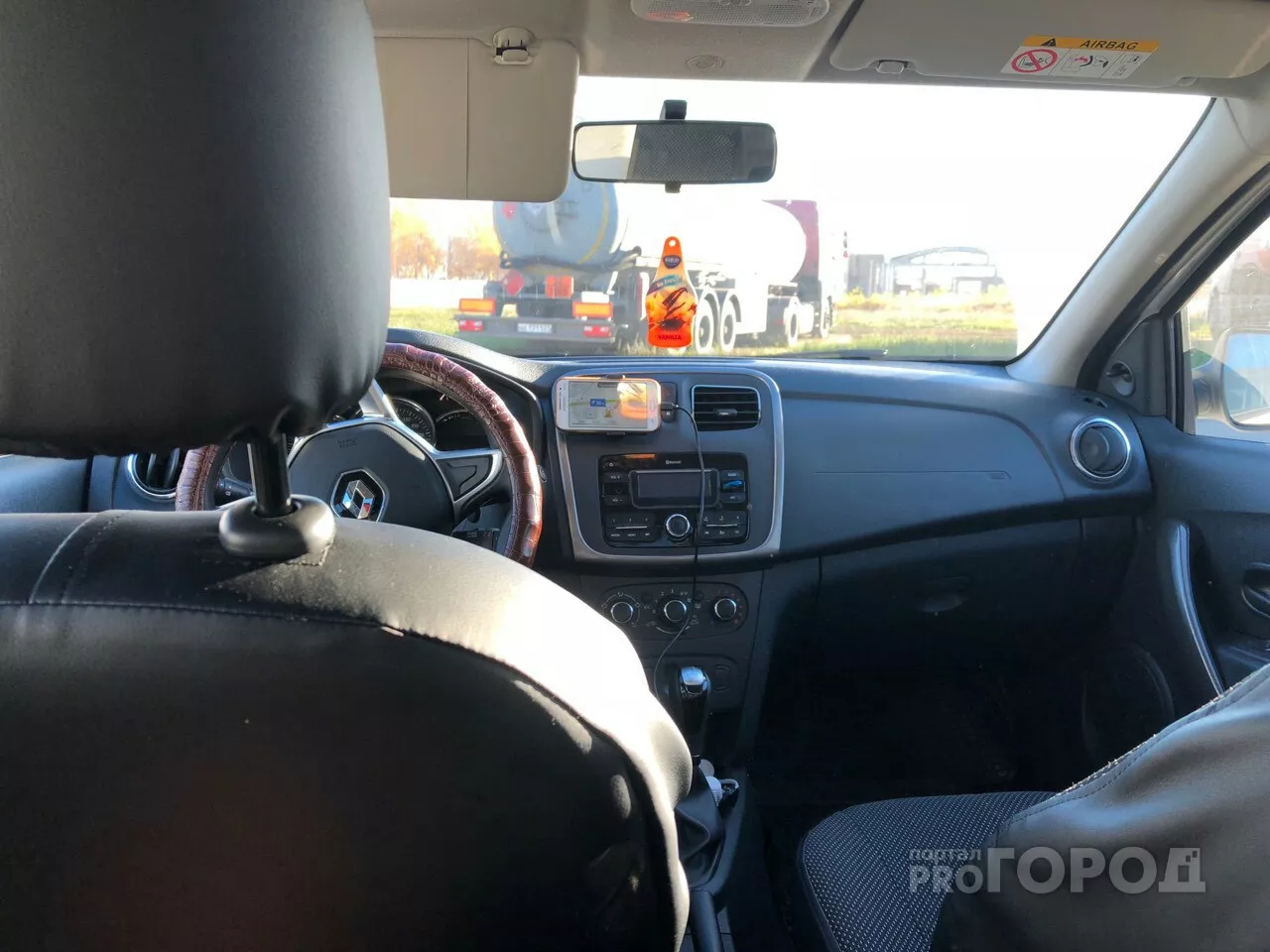 Фото к статье: Таксист высадил девушку посреди дороги: «Купи себе Lamborghini и катайся, малолетка»