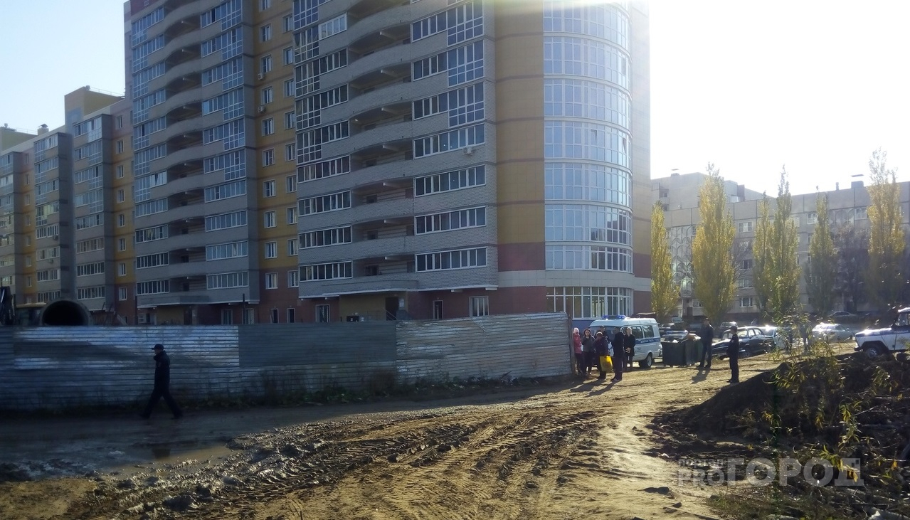 В Новочебоксарске на стройке двоих рабочих завалило землей