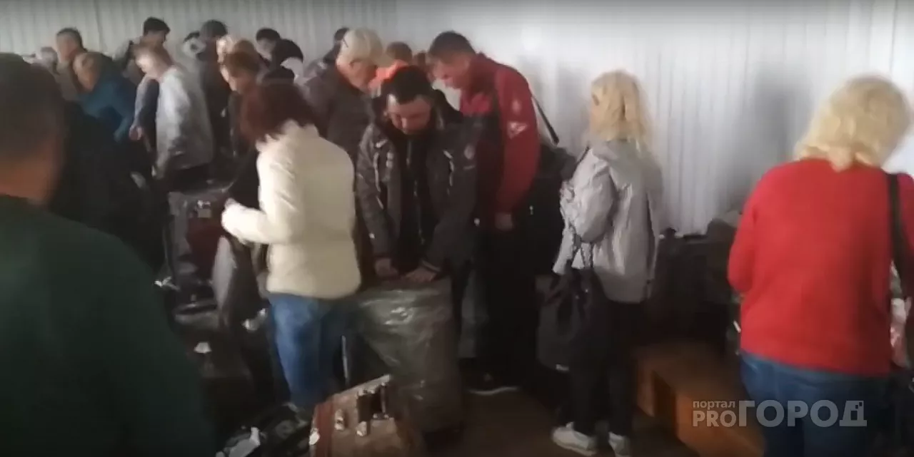 Фото к статье: Пассажир чебоксарского аэропорта заснял видео беспорядочной выдачи багажа