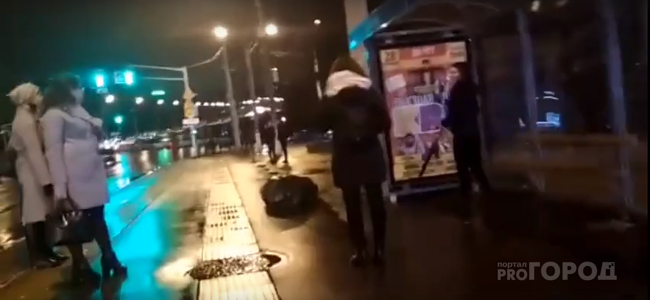 В Чебоксарах на остановке пранкеры оставили заложника в мешке
