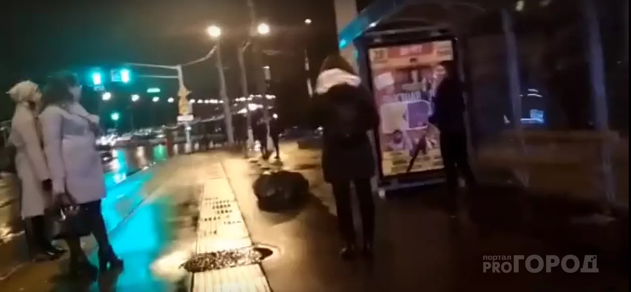 Фото к статье: В Чебоксарах на остановке пранкеры оставили заложника в мешке