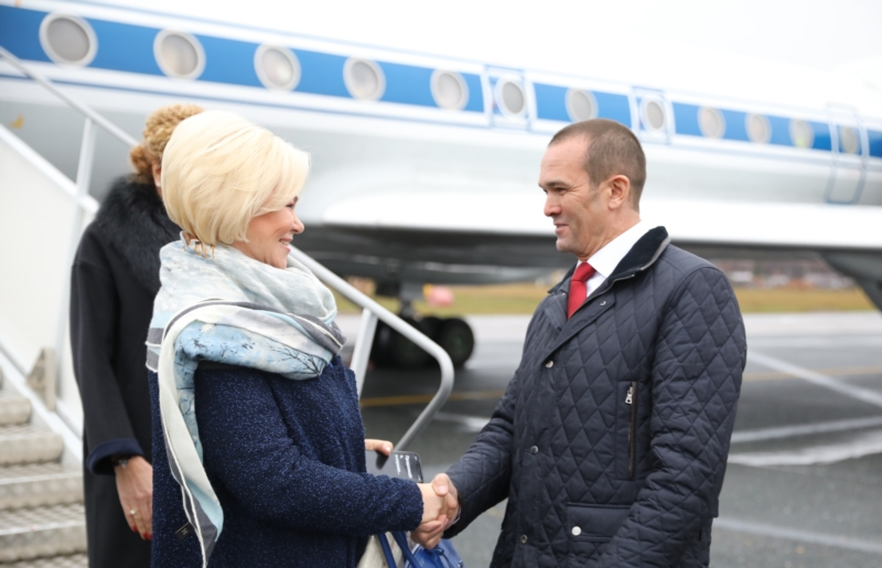 Игнатьев встретил у трапа самолета важных чиновников из Москвы