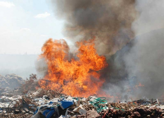 В Ядринском районе ярким заревом горела незаконная свалка