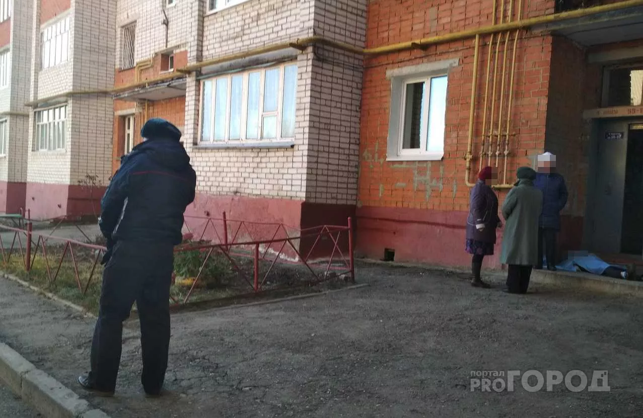 Фото к статье: В Новоюжном районе у подъезда дома умерла молодая женщина