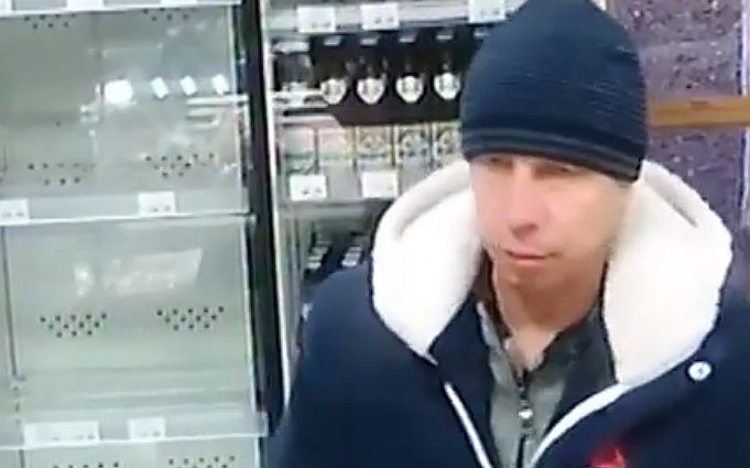 Полиция ищет мужчину, который в двух магазинах Чебоксар использовал чужую карту